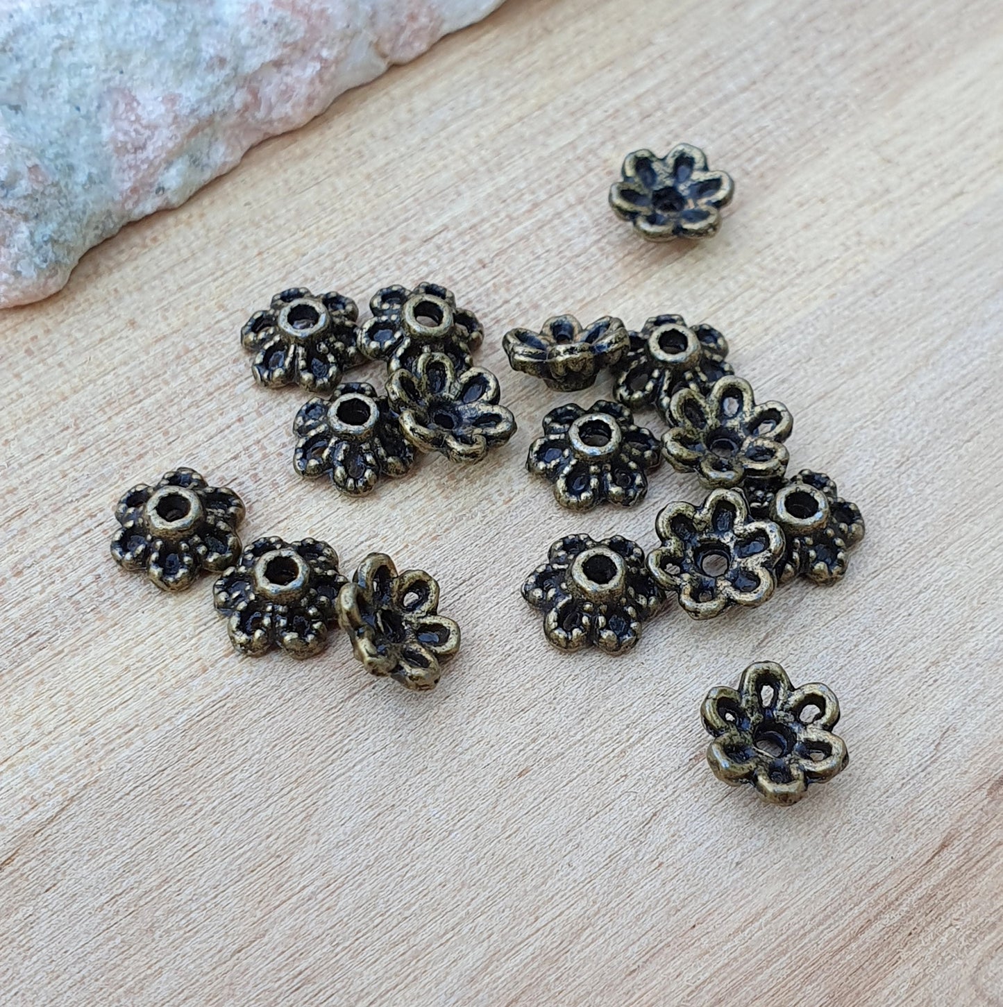 30 kleine Perlenkappen in Form von Blumen, 6mm, antik bronzefarbig
