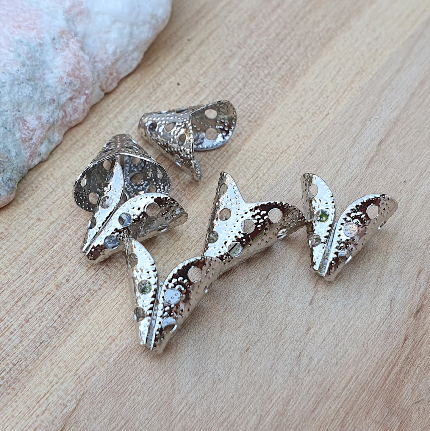 12 gestanzte, leicht konische Perlenkappen 12x7x12mm, rhodiumfarbig