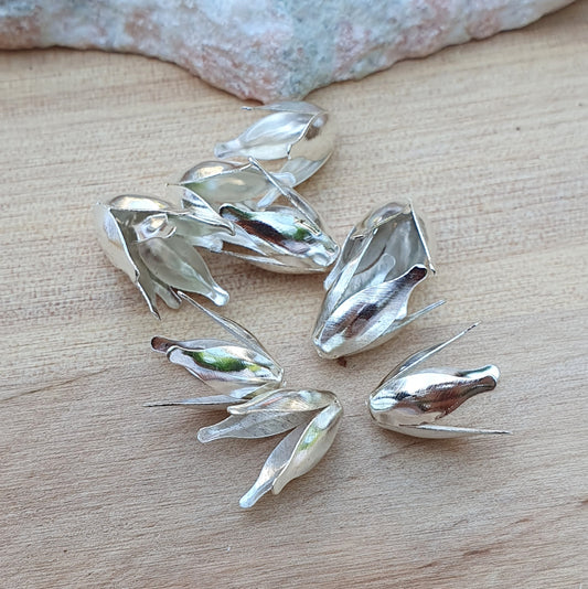 10 konische Zierkappen, 4 Blätter, 13 x 9mm, Schmuckherstellung, versilbert