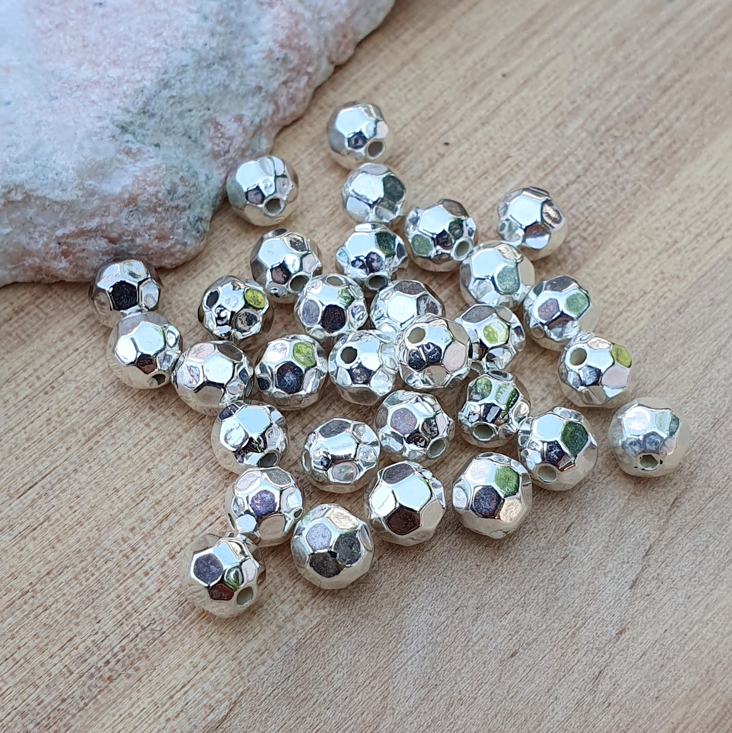 30 silberne Acrylperlen facettiert, 6mm