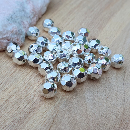 30 silberne Acrylperlen facettiert, 6mm