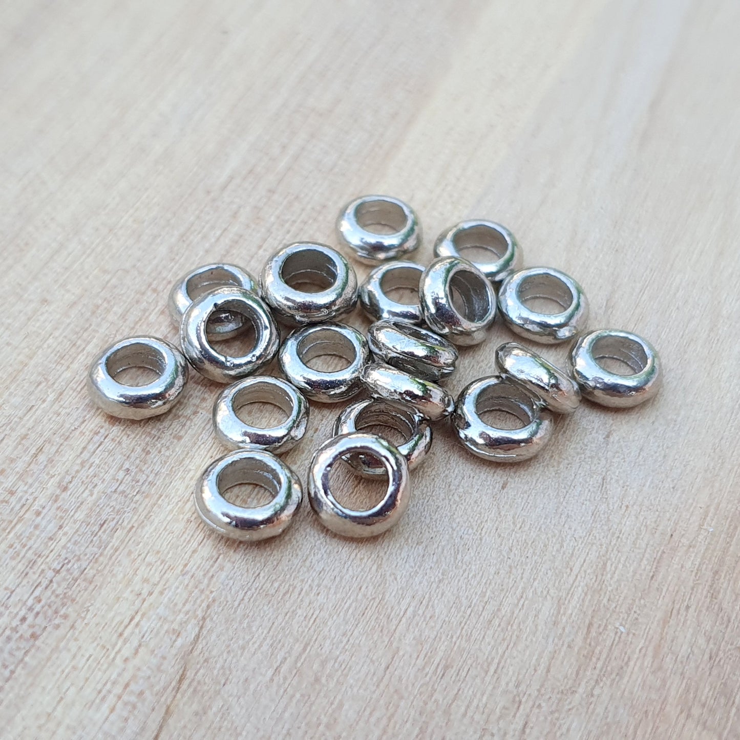 20 Metallperlen, Ringe mit großem Fädelloch, Abstandhalter, antik silberfarbig, 6mm