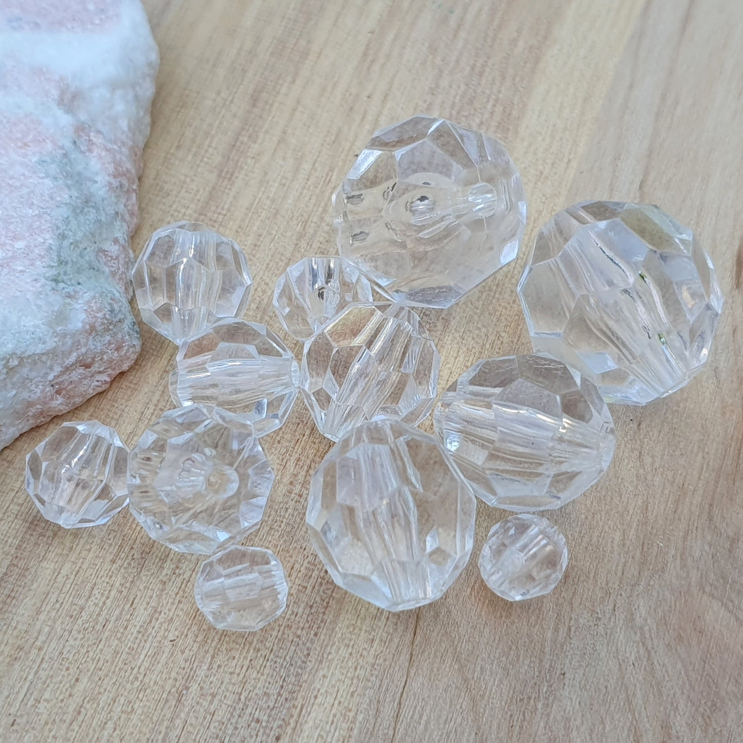 12 facettierte Acrylperlen, farblos, verschiedene Größen im Mix