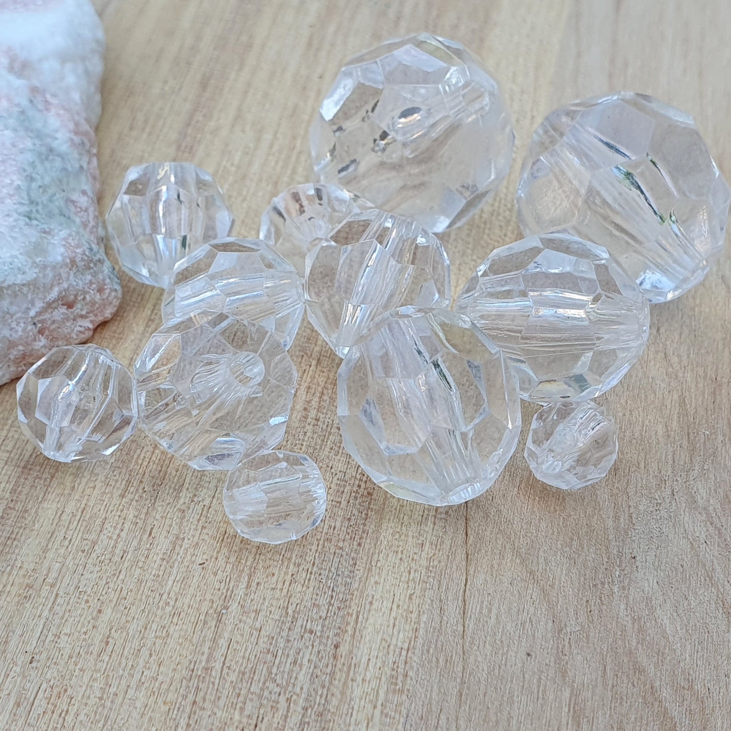 12 facettierte Acrylperlen, farblos, verschiedene Größen im Mix