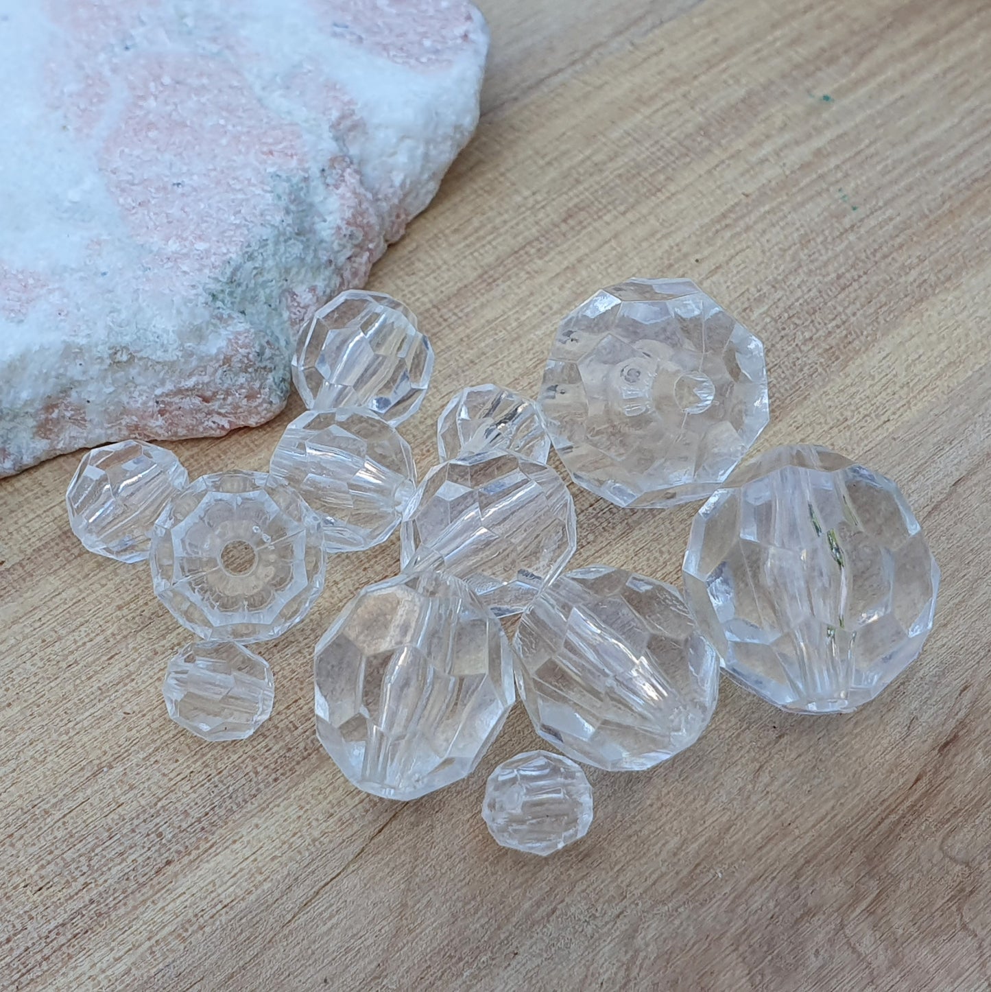 12 facettierte Acrylperlen, farblos, verschiedene Größen im Mix