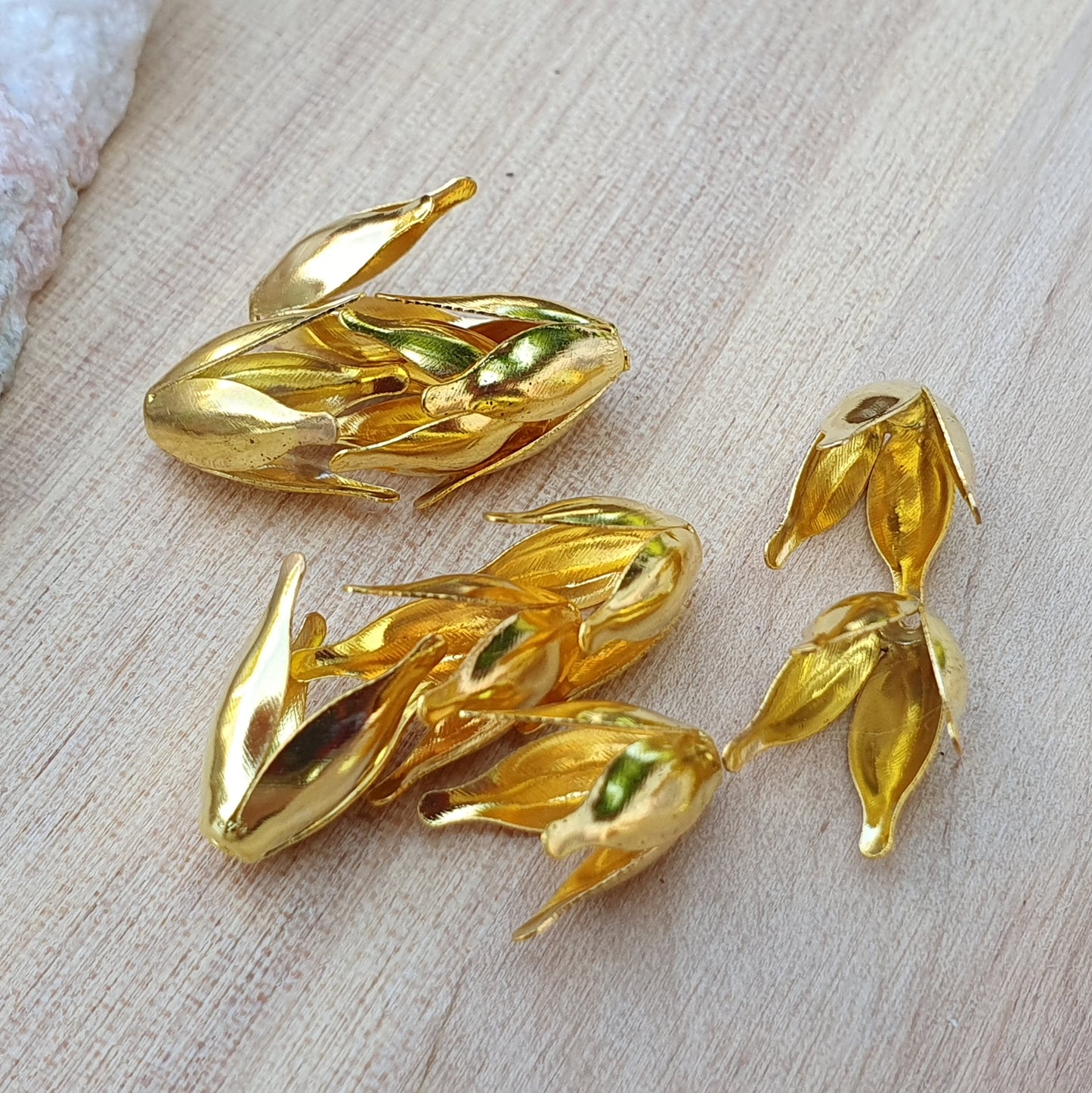 10 konische Zierkappen, 4 Blätter, 13 x 9mm, Schmuckherstellung, vergoldet