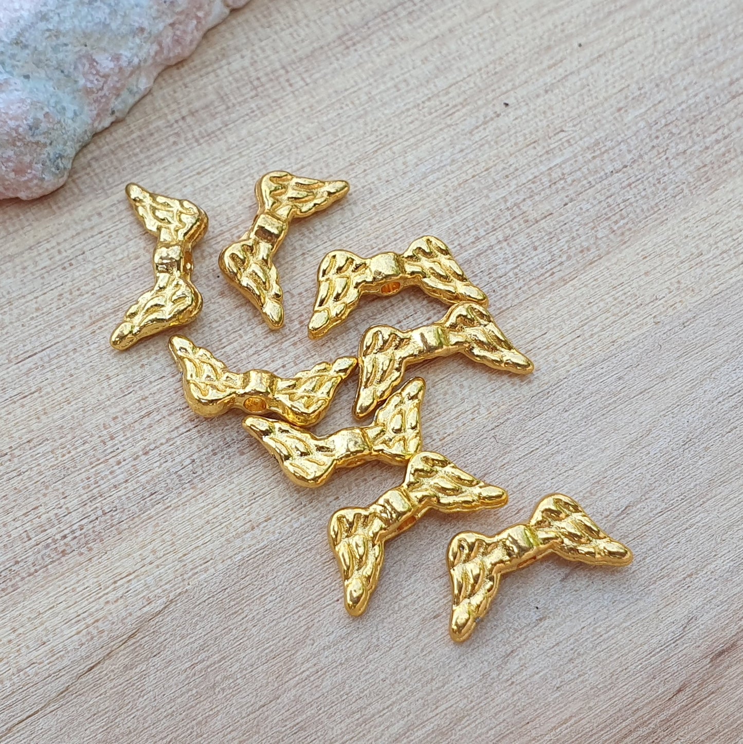 8 kleine Engelsflügel Metallperlen, goldfarbig, 14mm, für Perlenengel