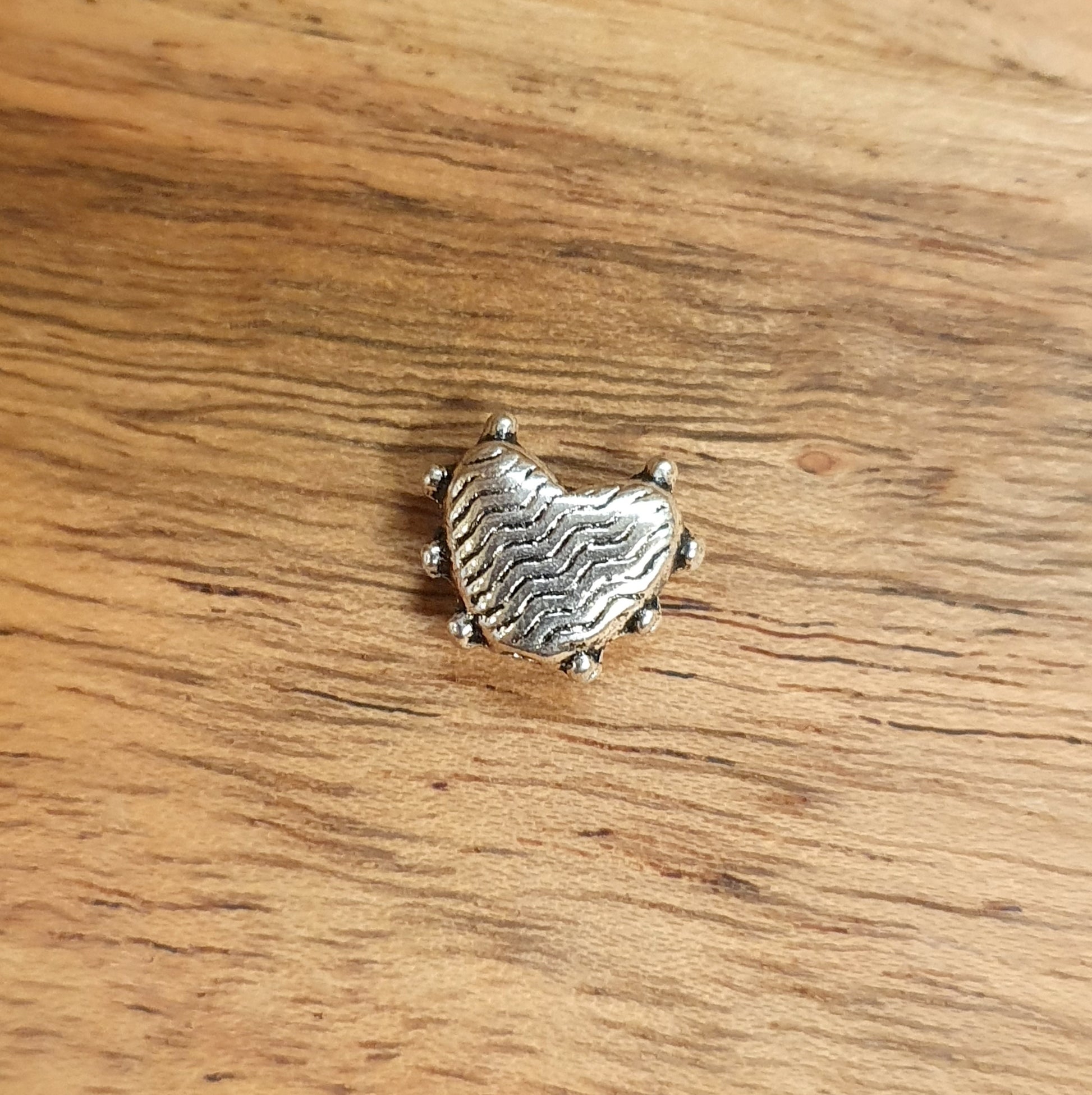 4 Metallperlen Herz Waves, 8mm, antik silberfarbig