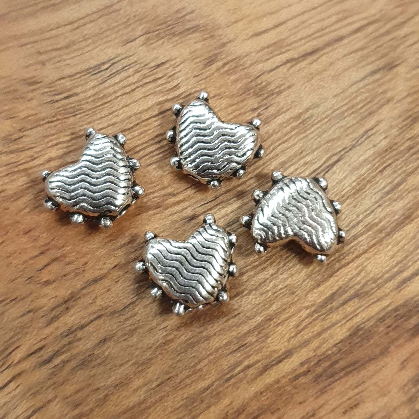 4 Metallperlen Herz Waves, 8mm, antik silberfarbig