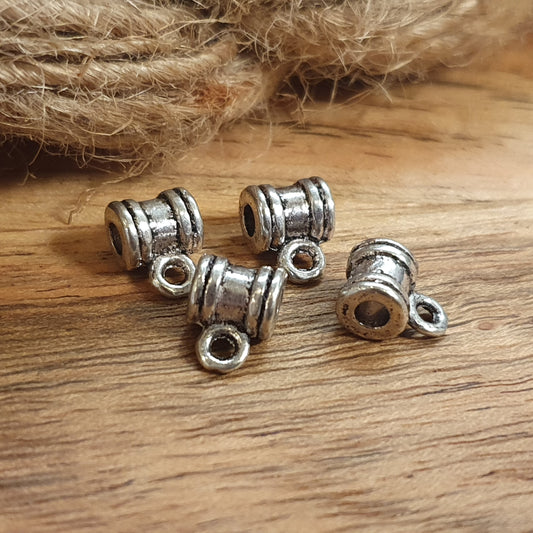 Sie erhalten hier 4 Ösenperlen in schlichtem Ethno-Design und einem tollem antik silbernem Finish. Die Perlen sind länglich gearbeitet und haben eine kleine Öse. Man kann sie z.B. in ein Armband oder Kette einarbeiten und einen kleinen Anhänger anbringen. Die Mitte der länglichen Form kann noch verziert werden mit Strass, Stoff oder Farbe. Das Band sollte nicht dicker als 3mm sein. Ideal auch für Makramee oder zum Einarbeiten in Makramee-Dreads und Hairwraps.