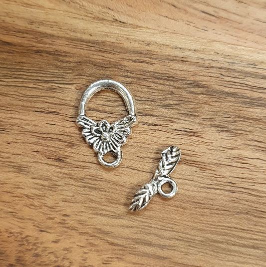 3 Sets Knebelverschlüsse im tollen Blätterdesign. Der Stab wird dabei einfach durch die Öse gesteckt. Diese Verschlussart wird häufig bei Armbändern verwendet. Man kann Knebelverschlüsse jedoch auch an Ketten verwenden, z.B. wenn der Verschluss auch eine dekorative Funktion übernehmen soll und die Kette an sich schwer genug ist, dass der Verschluss sich nicht von selbst öffnet.