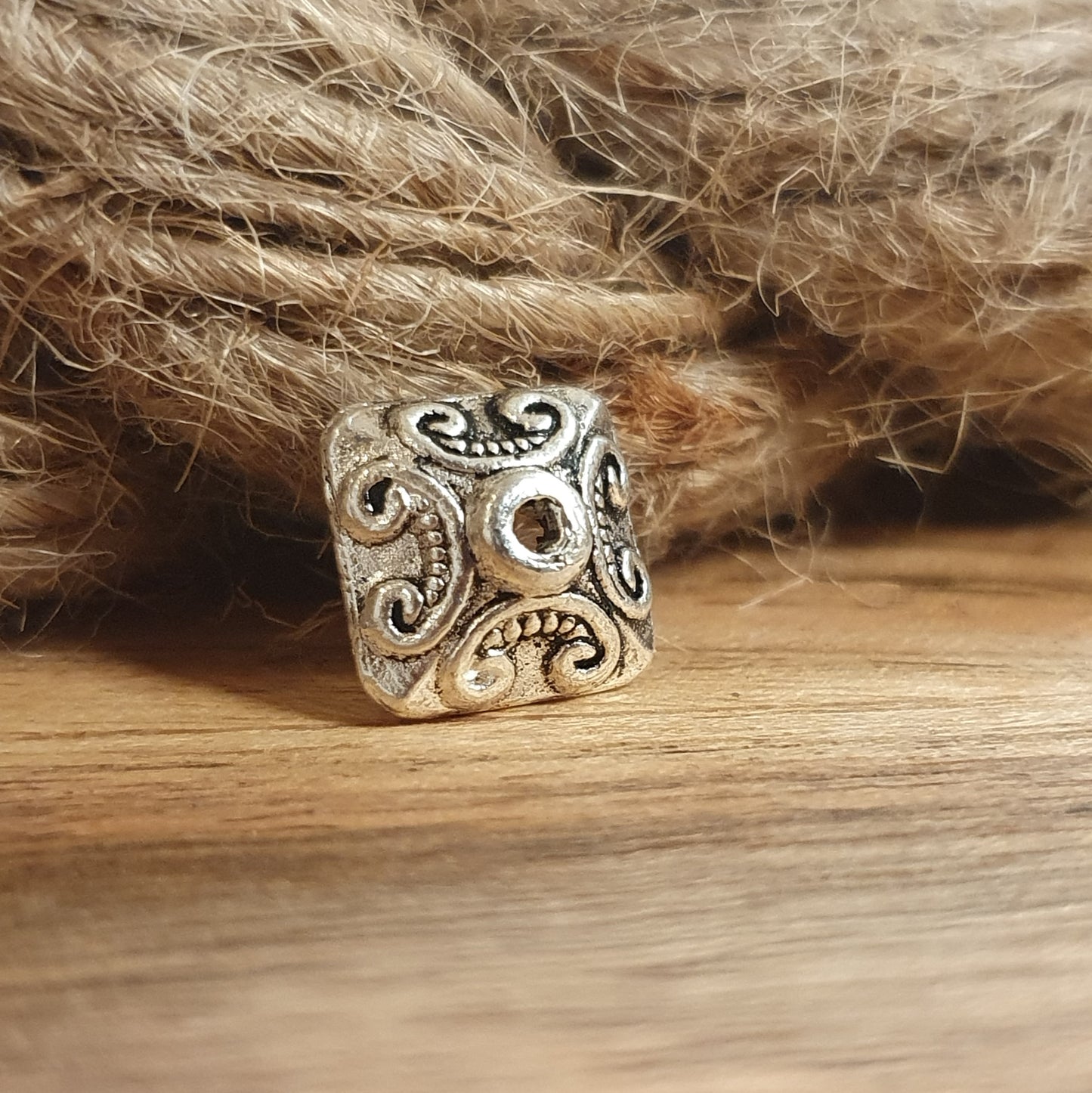 6 tolle Perlenkappen in 4eck-Form mit Schnörkeldesign und antikem Finish. Super geeignet zum Verzieren von Perlen aus Glas oder Edelsteinen und schützen die Perle vor Stößen von benachbarten Perlen. Sie verleihen außerdem jedem Schmuckstück ein antikes und raffiniertes Aussehen. Die Kappen können auch als Zierelement in Stoffblumen aus Satin oder Schleifen, sowie auf Kisten, Bilderrahmen, Grußkarten und vielem mehr verwendet werden.