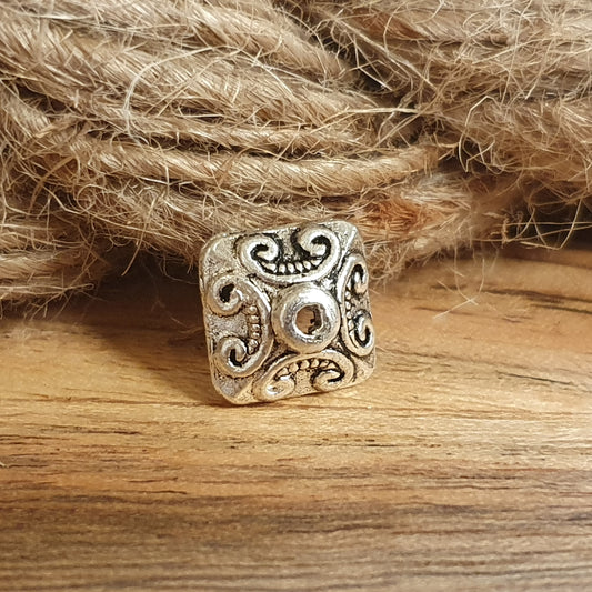 6 tolle Perlenkappen in 4eck-Form mit Schnörkeldesign und antikem Finish. Super geeignet zum Verzieren von Perlen aus Glas oder Edelsteinen und schützen die Perle vor Stößen von benachbarten Perlen. Sie verleihen außerdem jedem Schmuckstück ein antikes und raffiniertes Aussehen. Die Kappen können auch als Zierelement in Stoffblumen aus Satin oder Schleifen, sowie auf Kisten, Bilderrahmen, Grußkarten und vielem mehr verwendet werden.