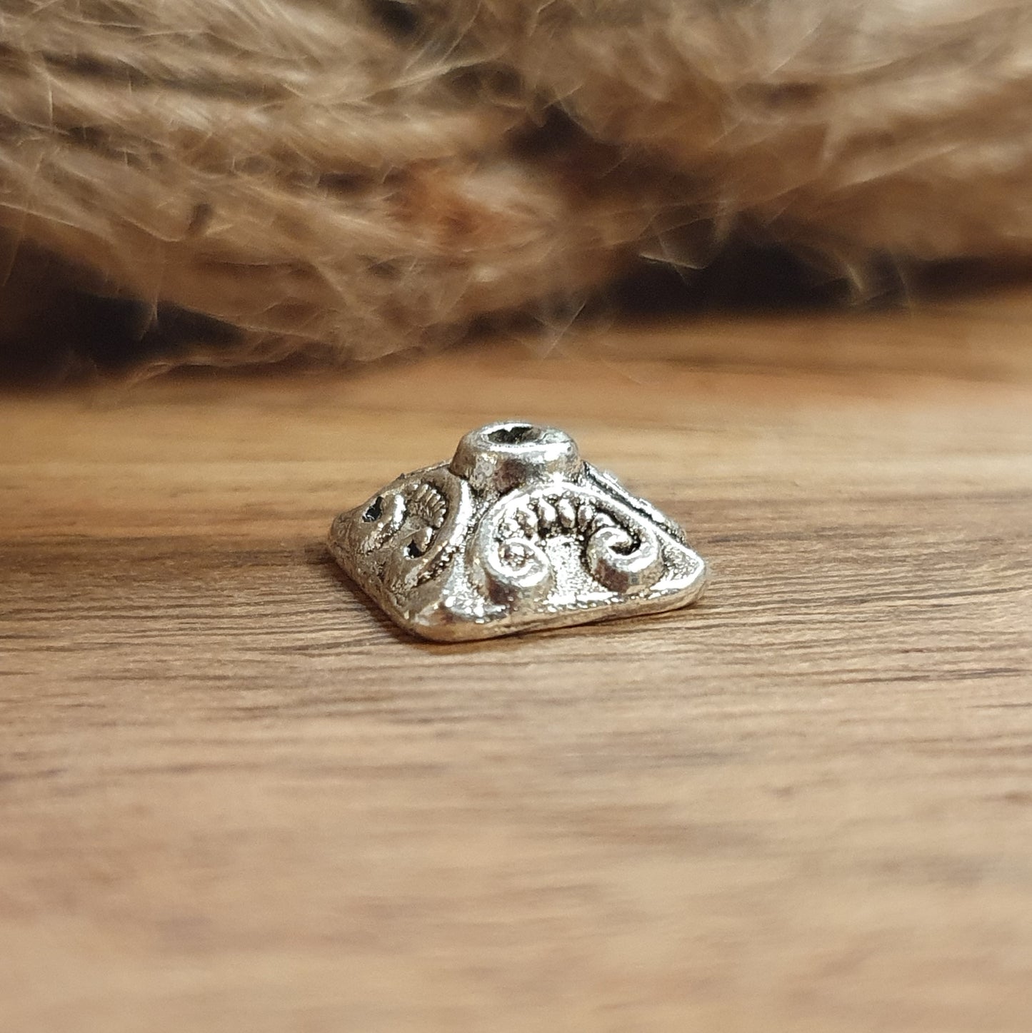 6 tolle Perlenkappen in 4eck-Form mit Schnörkeldesign und antikem Finish. Super geeignet zum Verzieren von Perlen aus Glas oder Edelsteinen und schützen die Perle vor Stößen von benachbarten Perlen. Sie verleihen außerdem jedem Schmuckstück ein antikes und raffiniertes Aussehen. Die Kappen können auch als Zierelement in Stoffblumen aus Satin oder Schleifen, sowie auf Kisten, Bilderrahmen, Grußkarten und vielem mehr verwendet werden.