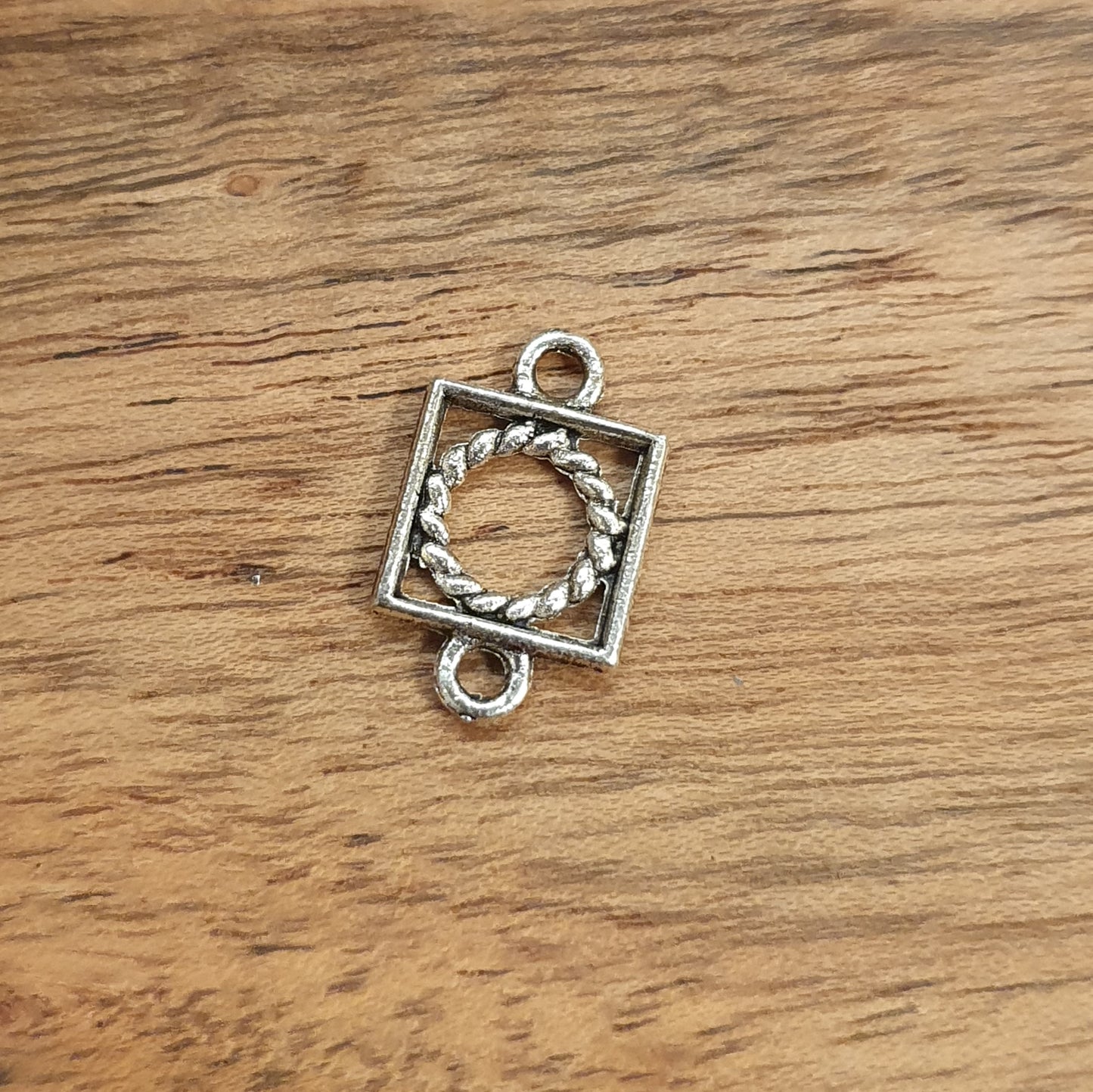 4 tolle Schmuckverbinder in antik silberfarbig. Sie sind die perfekte Ergänzung für eine Vielzahl von möglichen Schmuckprojekten. Diese Schmuckverbinder sind z.B. prima für die Fertigung von Ohrringen, Ketten, Fußketten oder Armbändern geeignet.