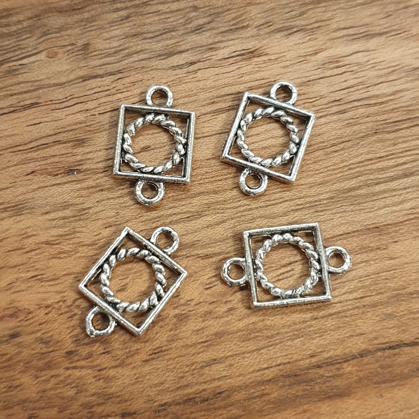 4 tolle Schmuckverbinder in antik silberfarbig. Sie sind die perfekte Ergänzung für eine Vielzahl von möglichen Schmuckprojekten. Diese Schmuckverbinder sind z.B. prima für die Fertigung von Ohrringen, Ketten, Fußketten oder Armbändern geeignet.