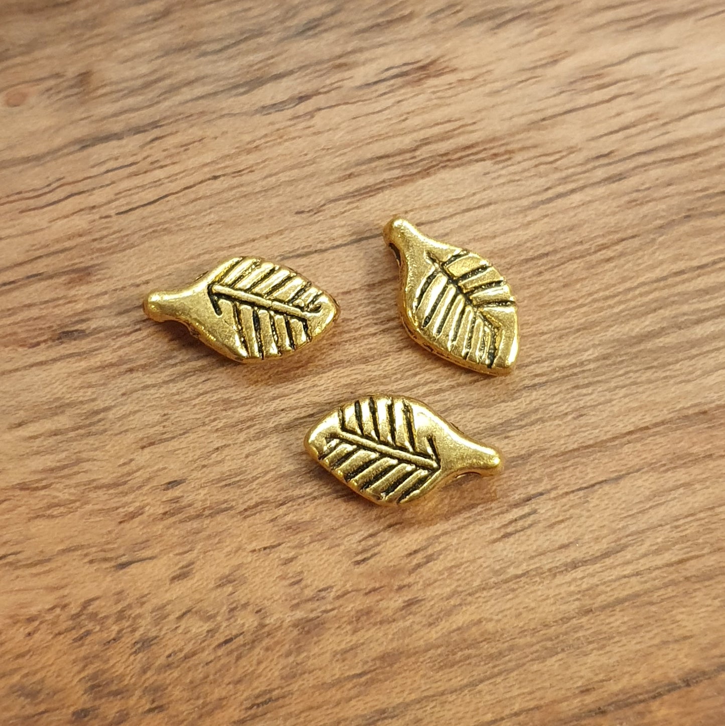 3 Metallperlen/Anhänger Blatt in antik goldfarbig, 11x6mm
