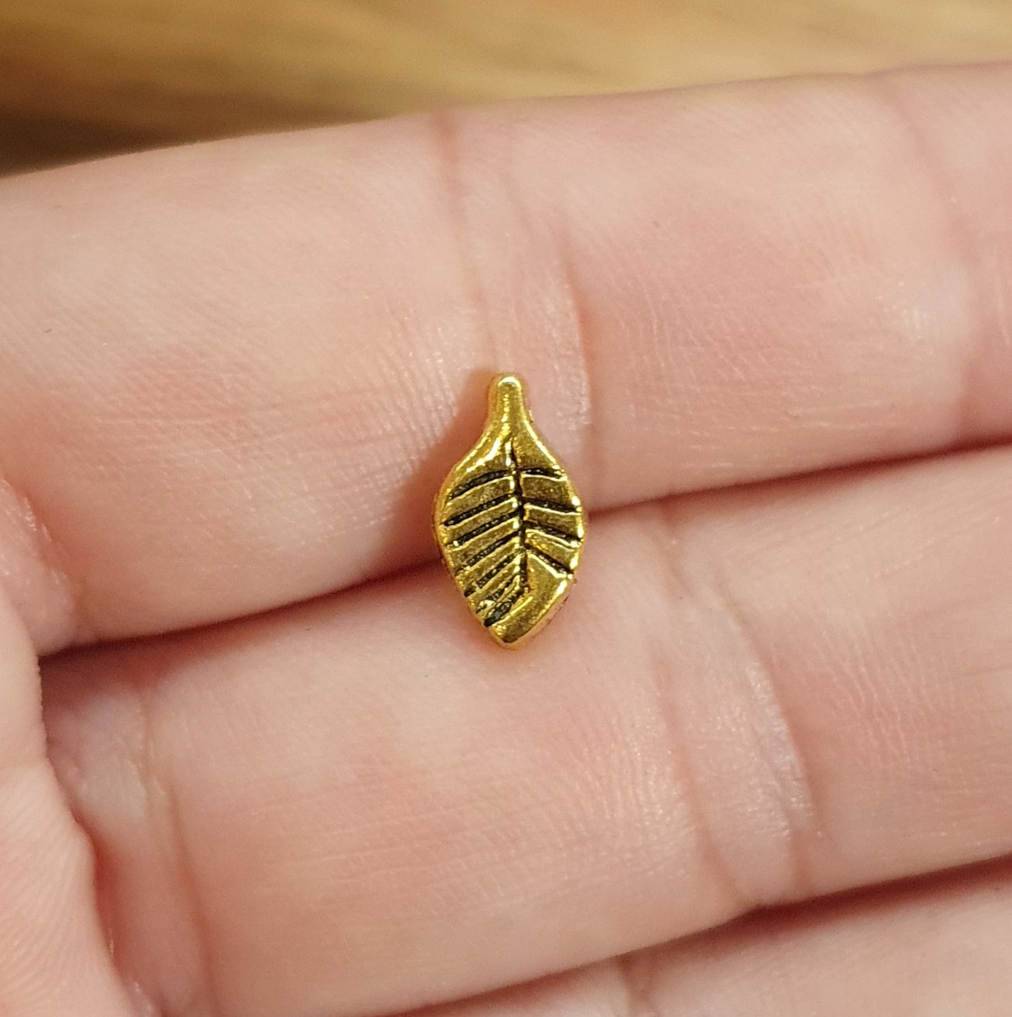 3 Metallperlen/Anhänger Blatt in antik goldfarbig, 11x6mm