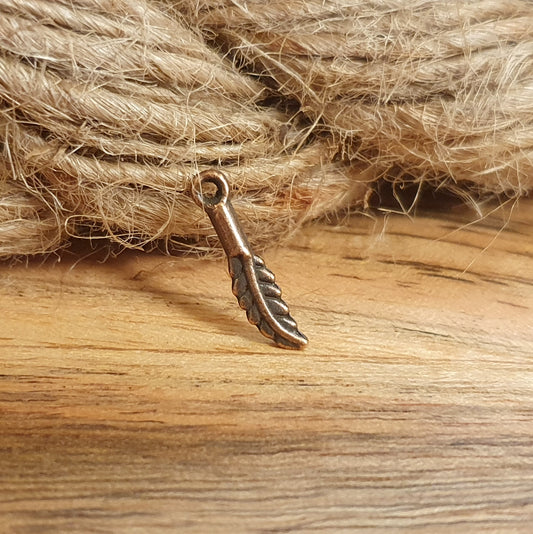 5 Mini Anhänger gefiedertes längliches Blatt, antik kupferfarbig, 16mm