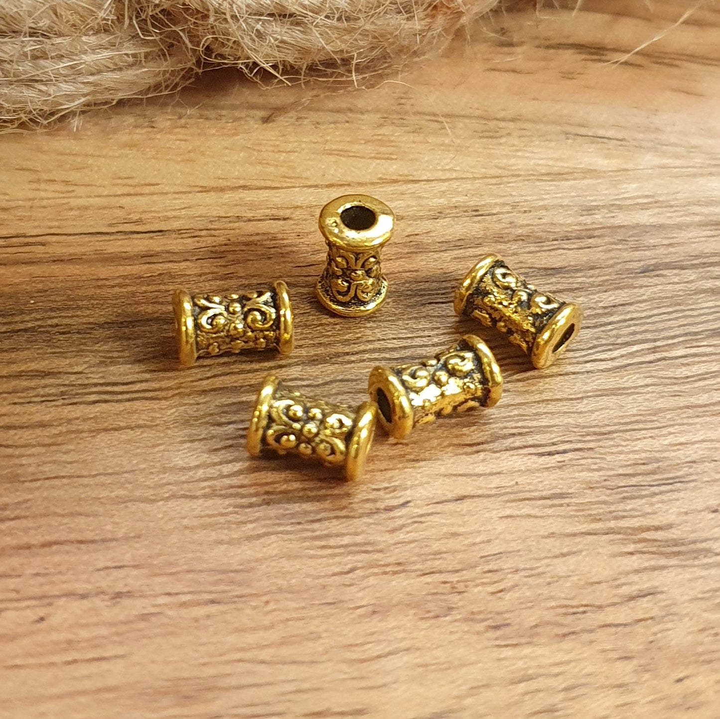 5 Metallperlen Tube mit Ethnomotiv in antik goldfarbig, 7,6mm