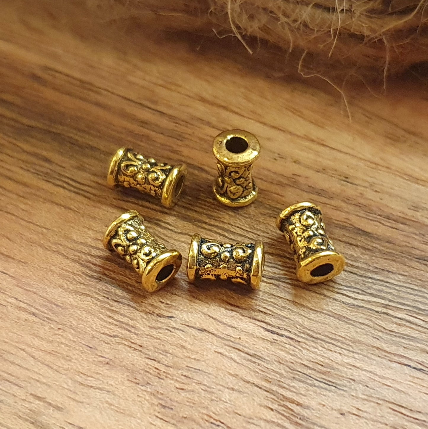 5 Metallperlen Tube mit Ethnomotiv in antik goldfarbig, 7,4mm5 Metallperlen Tube mit Ethnomotiv in antik goldfarbig, 7,6mm