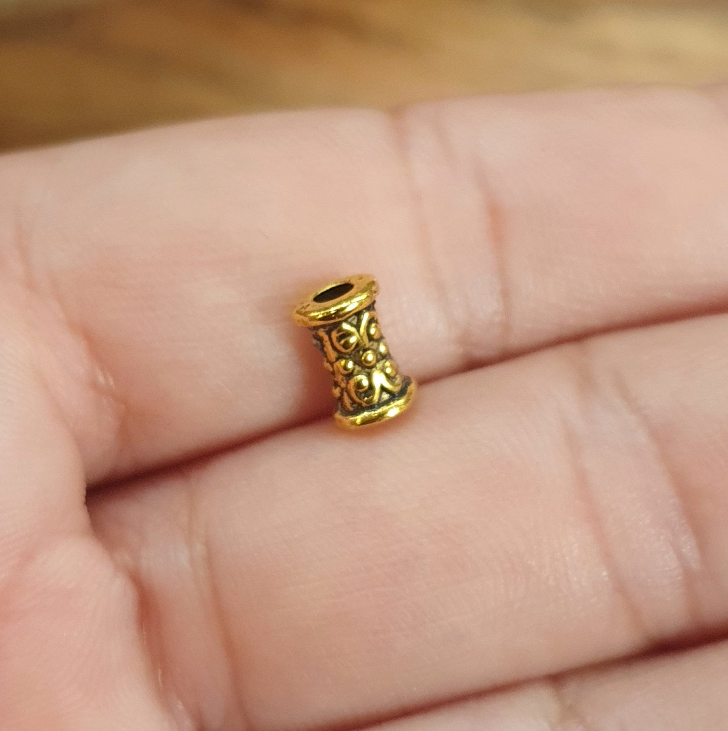 5 Metallperlen Tube mit Ethnomotiv in antik goldfarbig, 7,4mm5 Metallperlen Tube mit Ethnomotiv in antik goldfarbig, 7,6mm