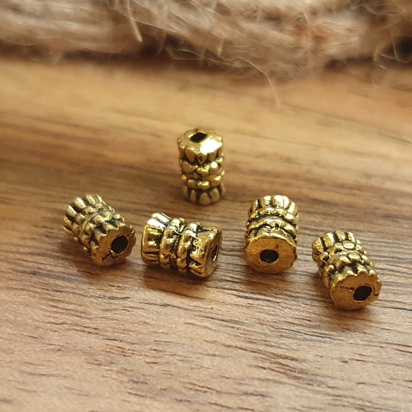 5 walzenförmige Metallperlen, antik goldfabig, 6mm