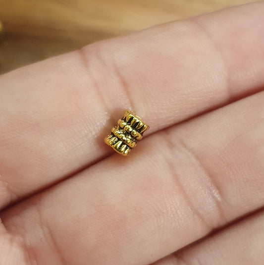 5 walzenförmige Metallperlen, antik goldfabig, 6mm