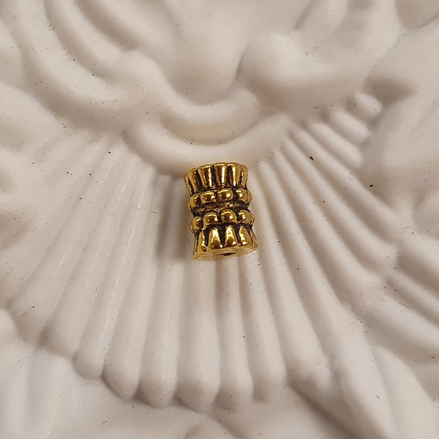 5 walzenförmige Metallperlen, antik goldfabig, 6mm