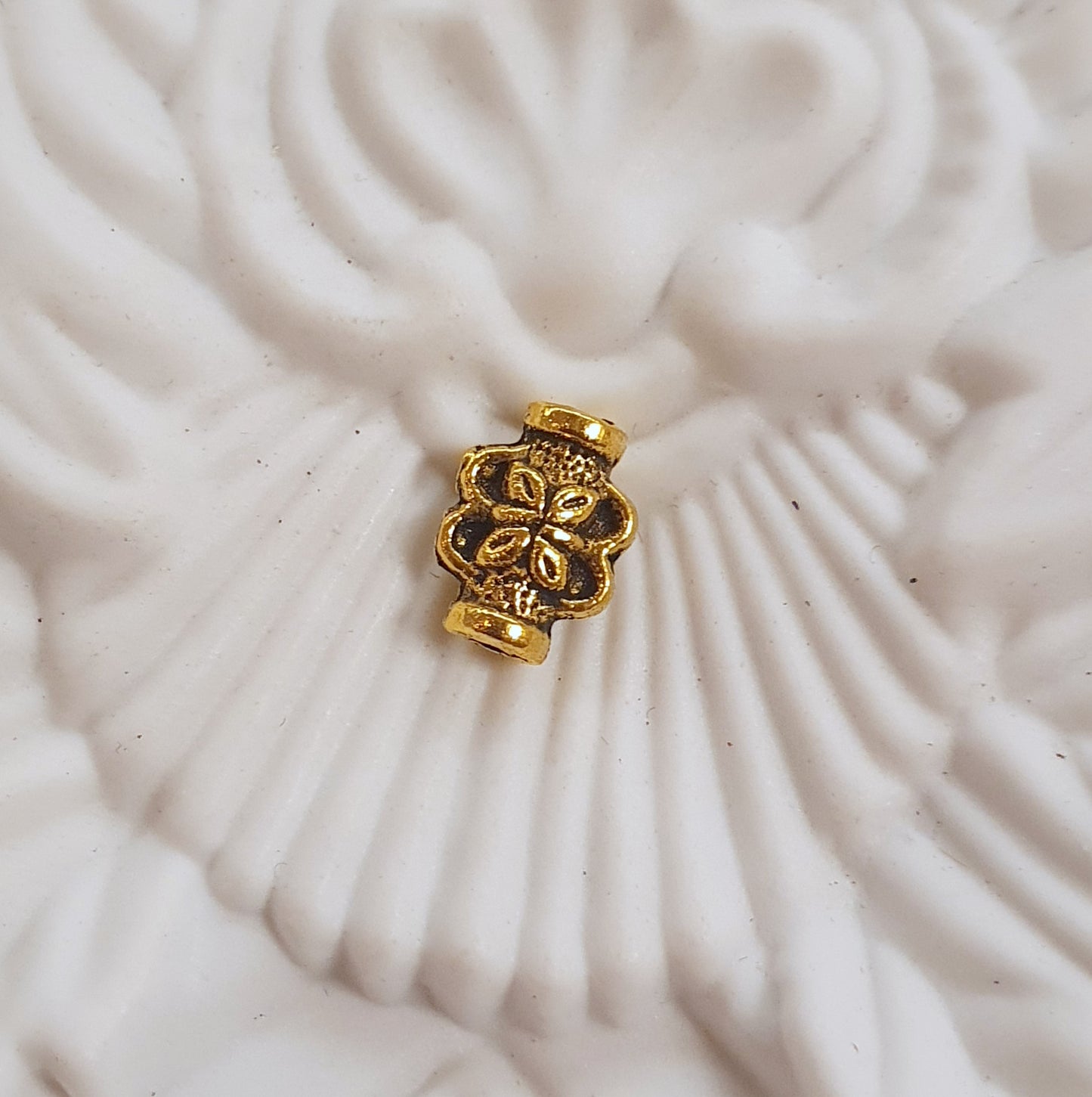 5 kleine Metallperlen, antik goldfarbig, 8mm