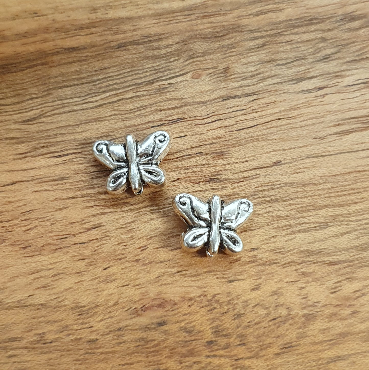 2 Metallperlen Schmetterling, antik silberfarbig, 9mm