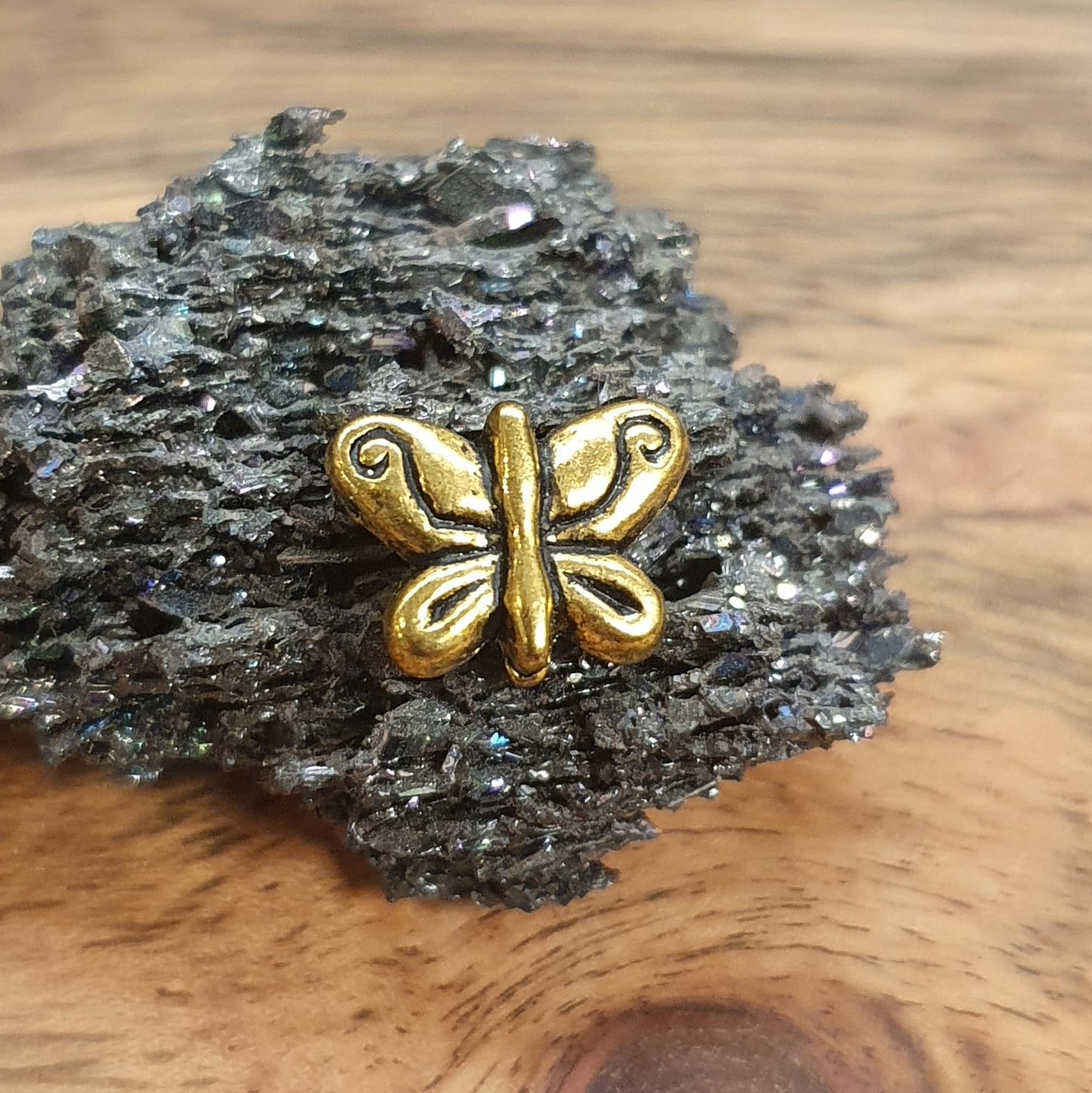 2 Metallperlen Schmetterling, antik goldfarbig, 9mm