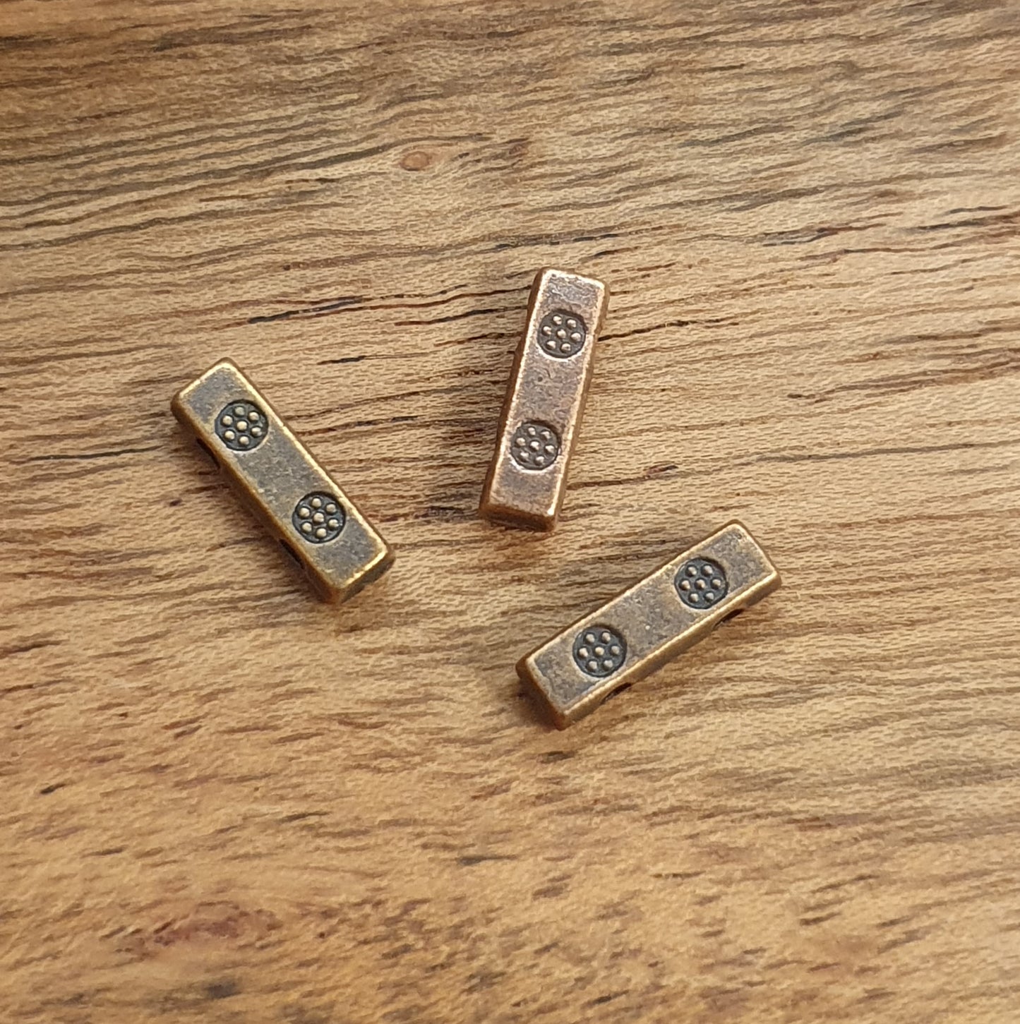 6 längliche Metallperlen mit 2 Fädellöchern in antik kupferfarbig, 10x3mm