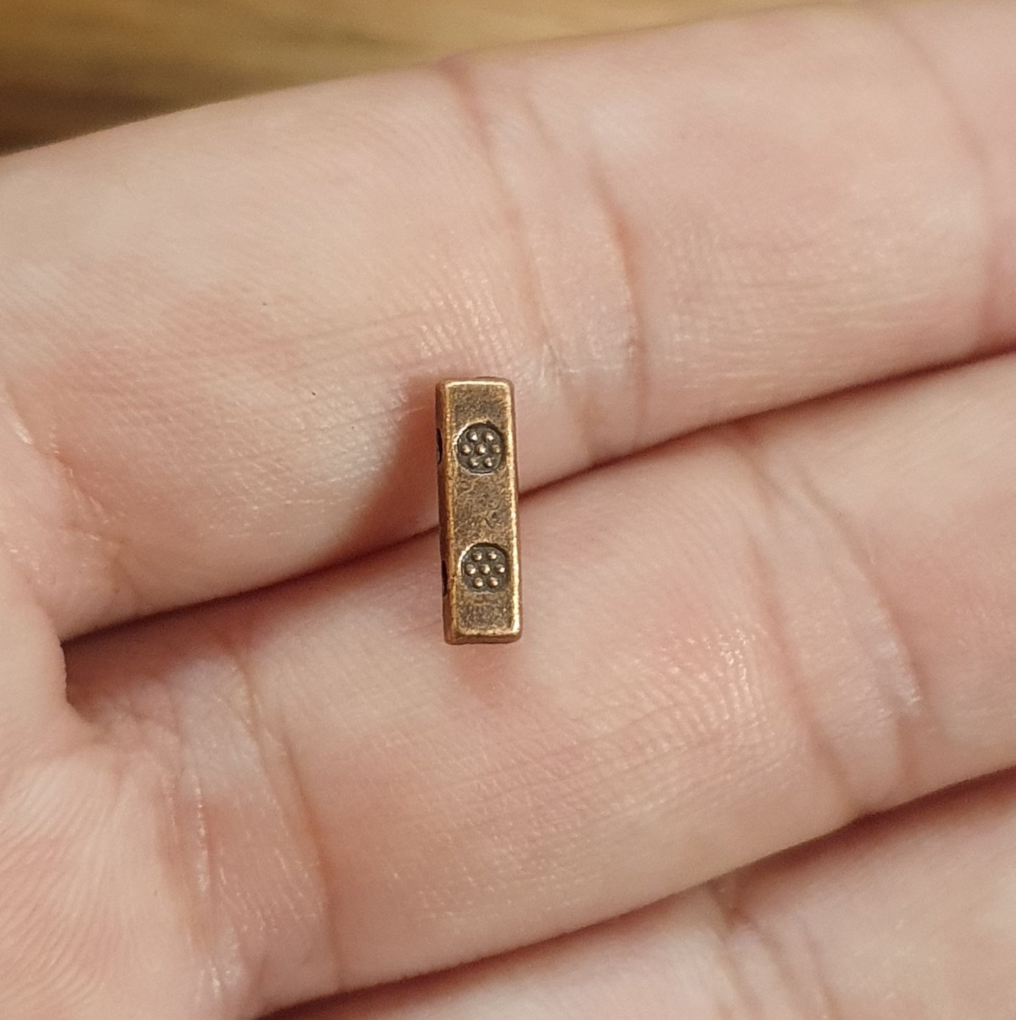 6 längliche Metallperlen mit 2 Fädellöchern in antik kupferfarbig, 10x3mm