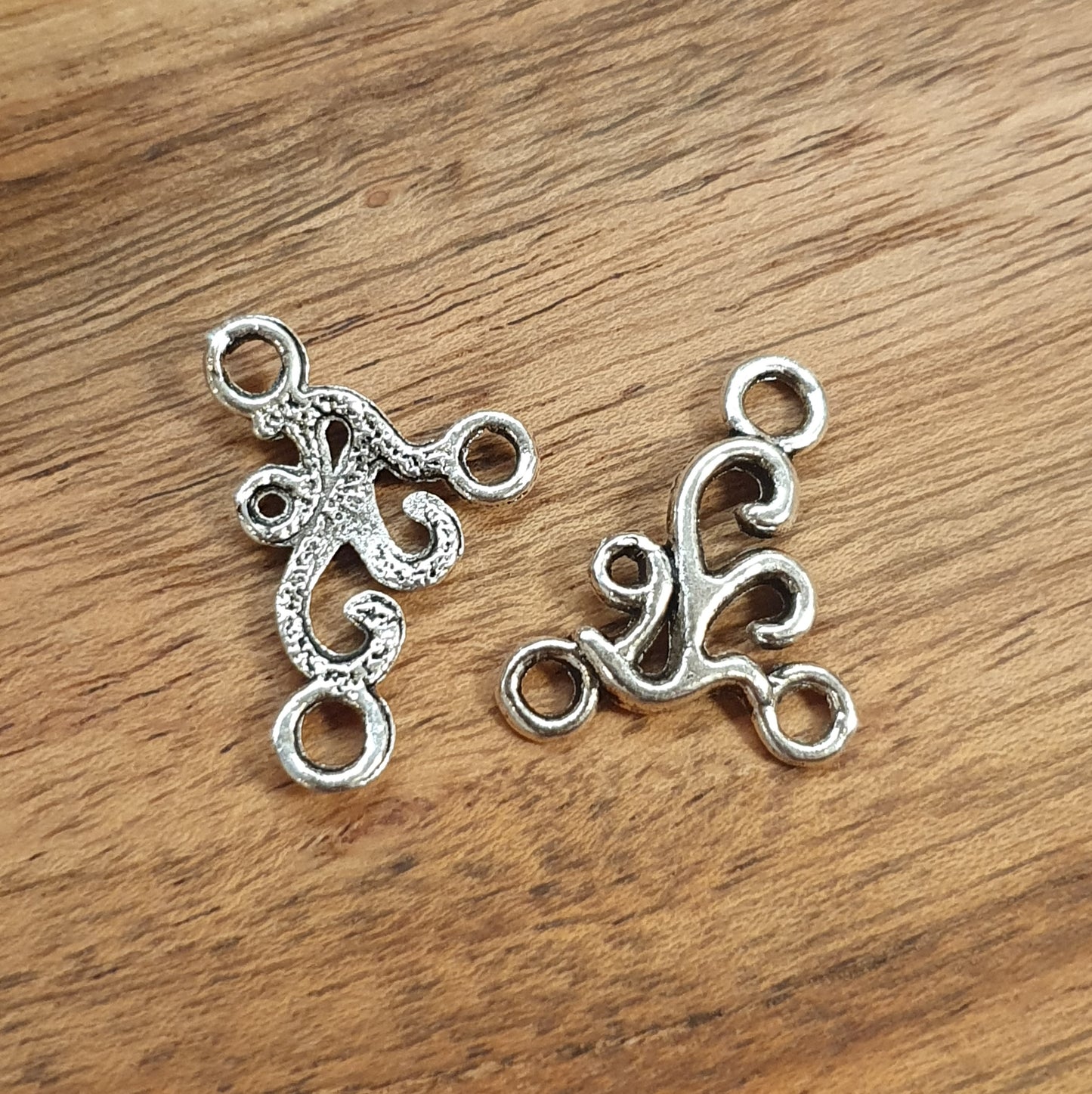 2 Schmuckverbinder Schnörkel in antik silberfarbig, 20mm