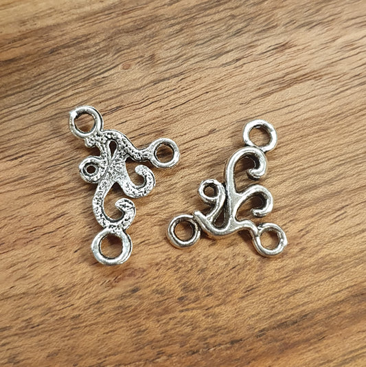 2 Schmuckverbinder Schnörkel in antik silberfarbig, 20mm