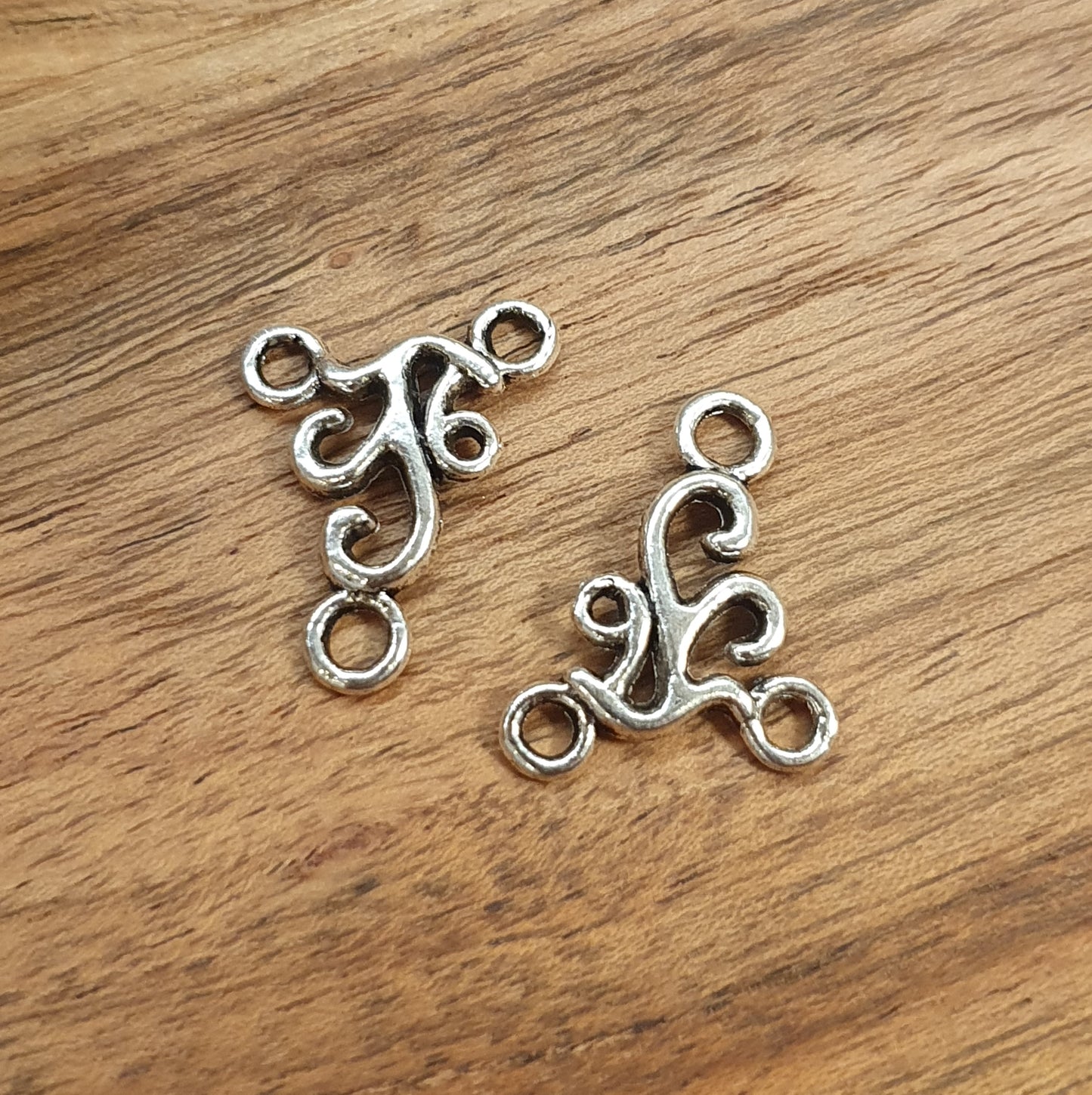 2 Schmuckverbinder Schnörkel in antik silberfarbig, 20mm
