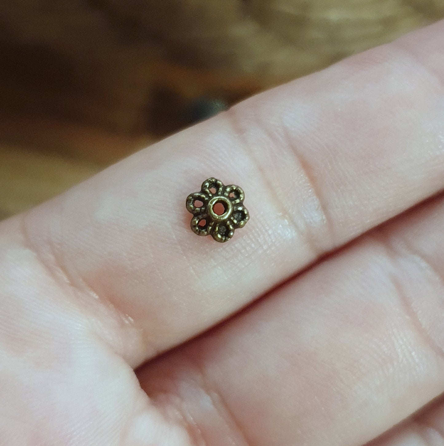 30 kleine Perlenkappen in Form von Blumen, 6mm, antik bronzefarbig