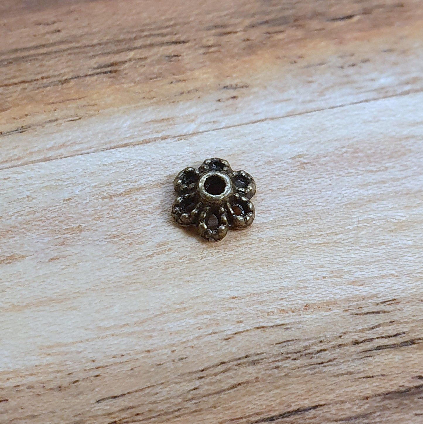 30 kleine Perlenkappen in Form von Blumen, 6mm, antik bronzefarbig