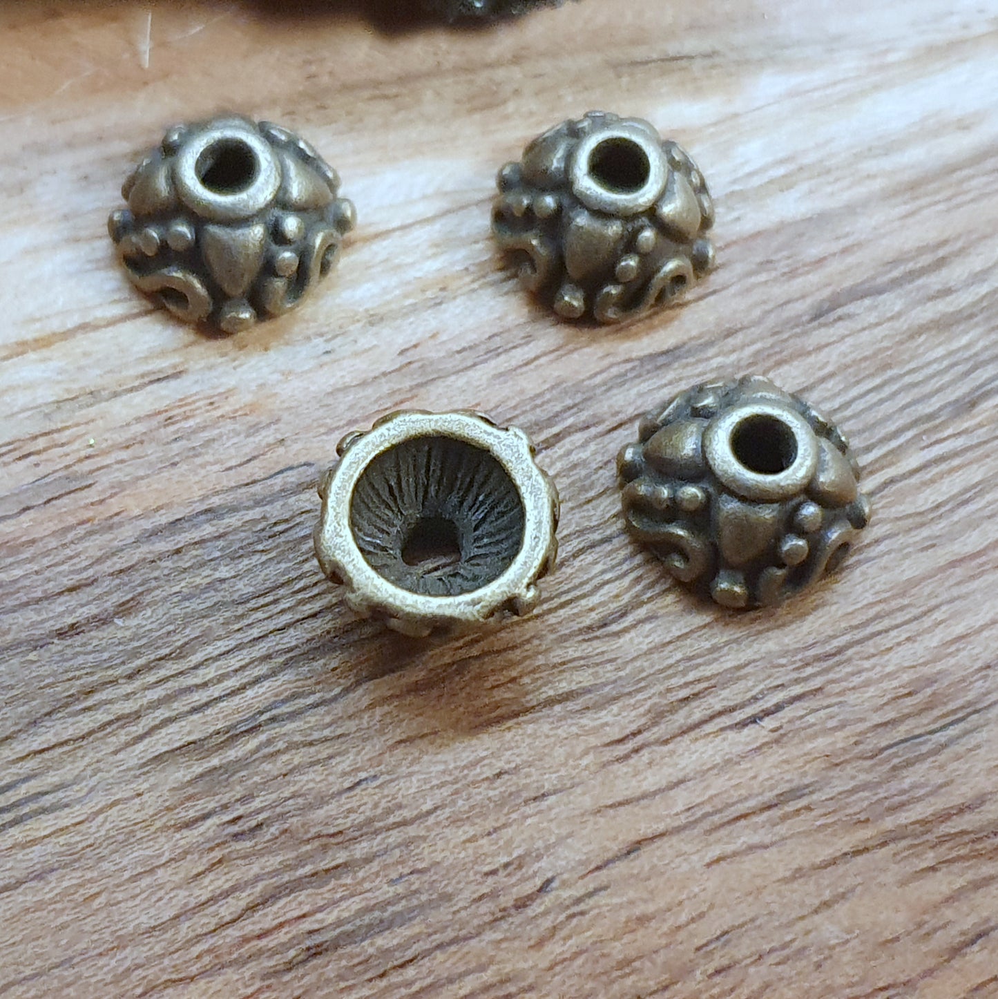 8 Perlenkappen 9mm, antik bronzefarbig