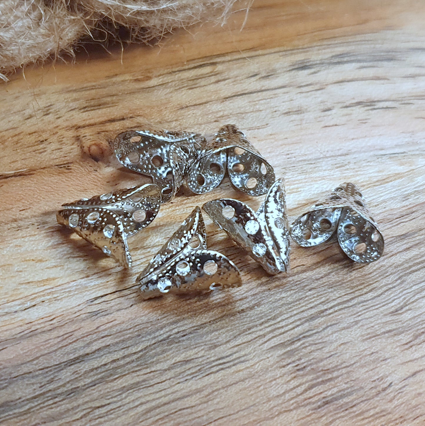12 gestanzte, leicht konische Perlenkappen 12x7x12mm, rhodiumfarbig