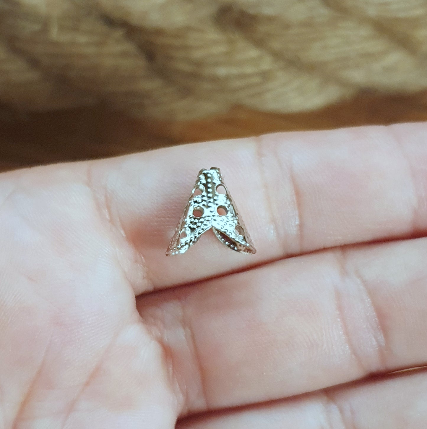 12 gestanzte, leicht konische Perlenkappen 12x7x12mm, rhodiumfarbig
