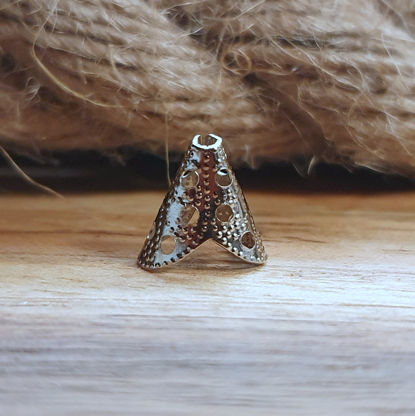 12 gestanzte, leicht konische Perlenkappen 12x7x12mm, rhodiumfarbig