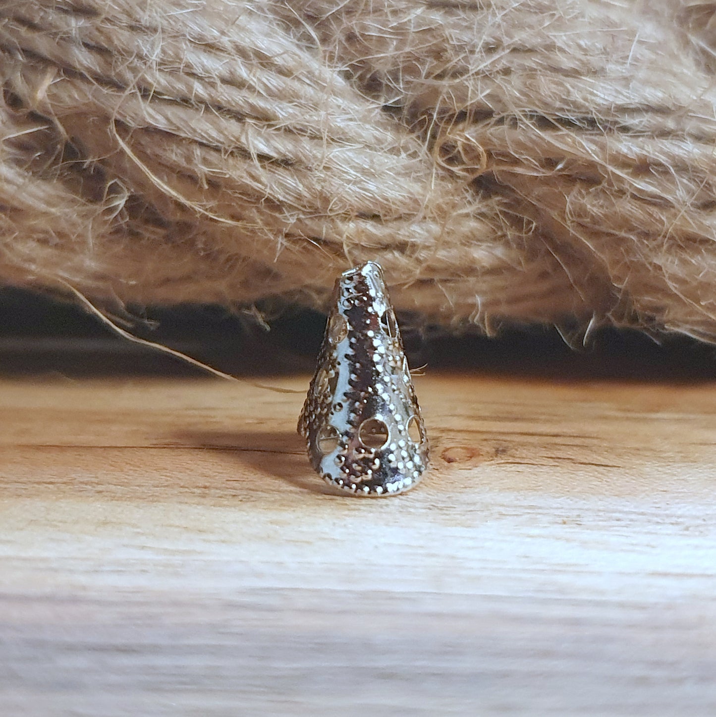12 gestanzte, leicht konische Perlenkappen 12x7x12mm, rhodiumfarbig