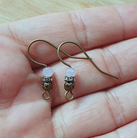 1 Paar handgefertigte Ohrhaken mit Kristallglas & Strassrondell, antik bronzefarbig