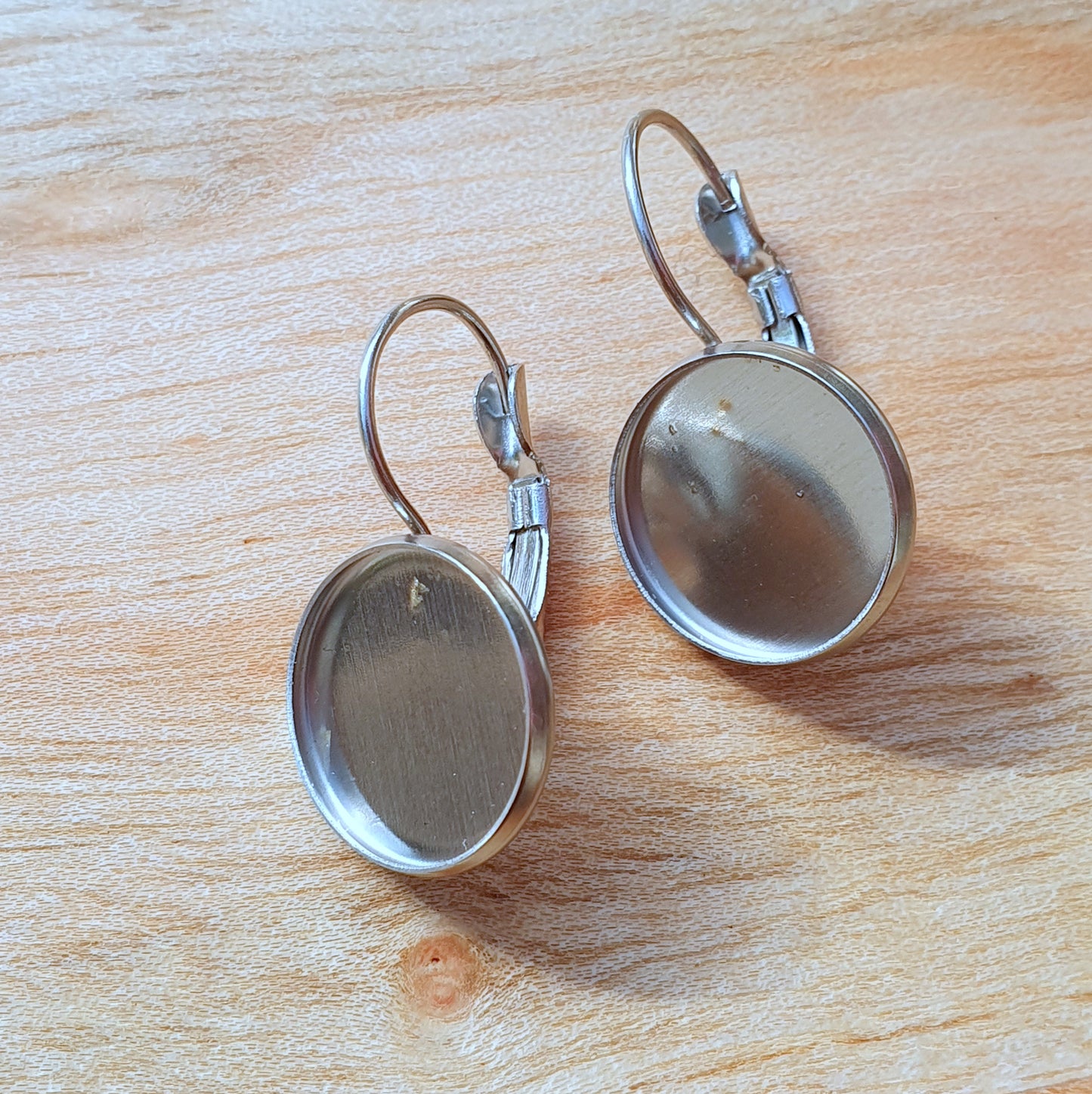 1 Paar Brisuren mit Cabochonwanne für 14mm Cabochon, Edelstahl