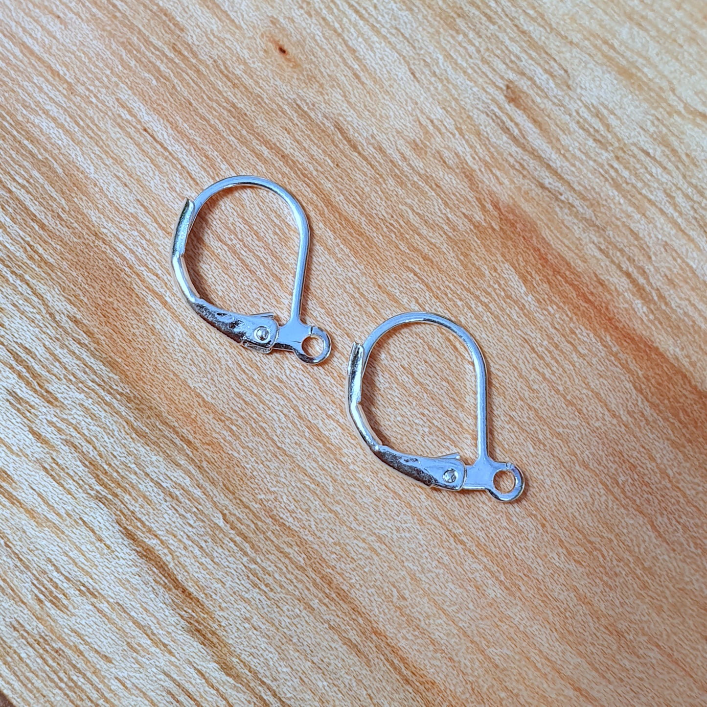 10 zarte Klappbrisuren für Ohrschmuck DIY, 15mm, versilbert10 zarte Klappbrisuren aus Messing für Ohrschmuck DIY, 15mm, versilbert