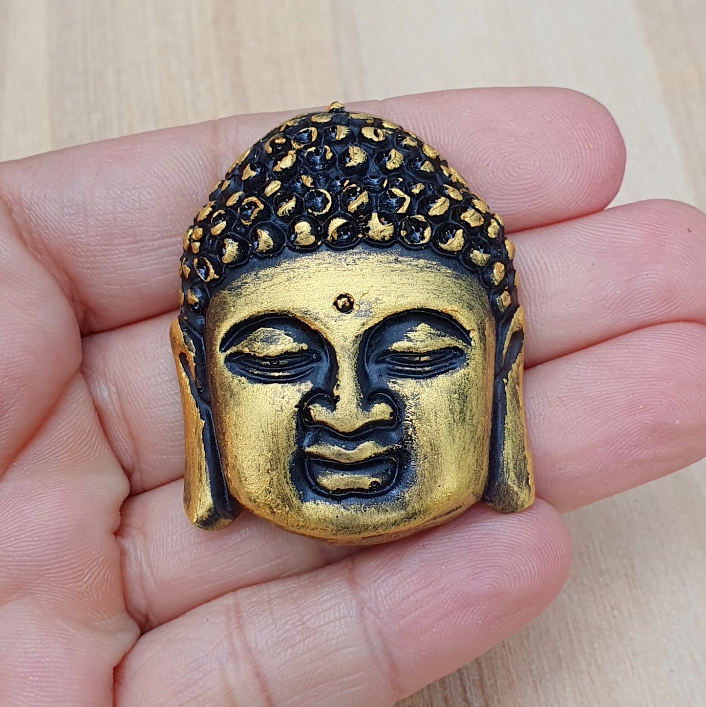 Handgefertigter Cabochon Buddha Kopf, aus Kunstharz, Handbemalt