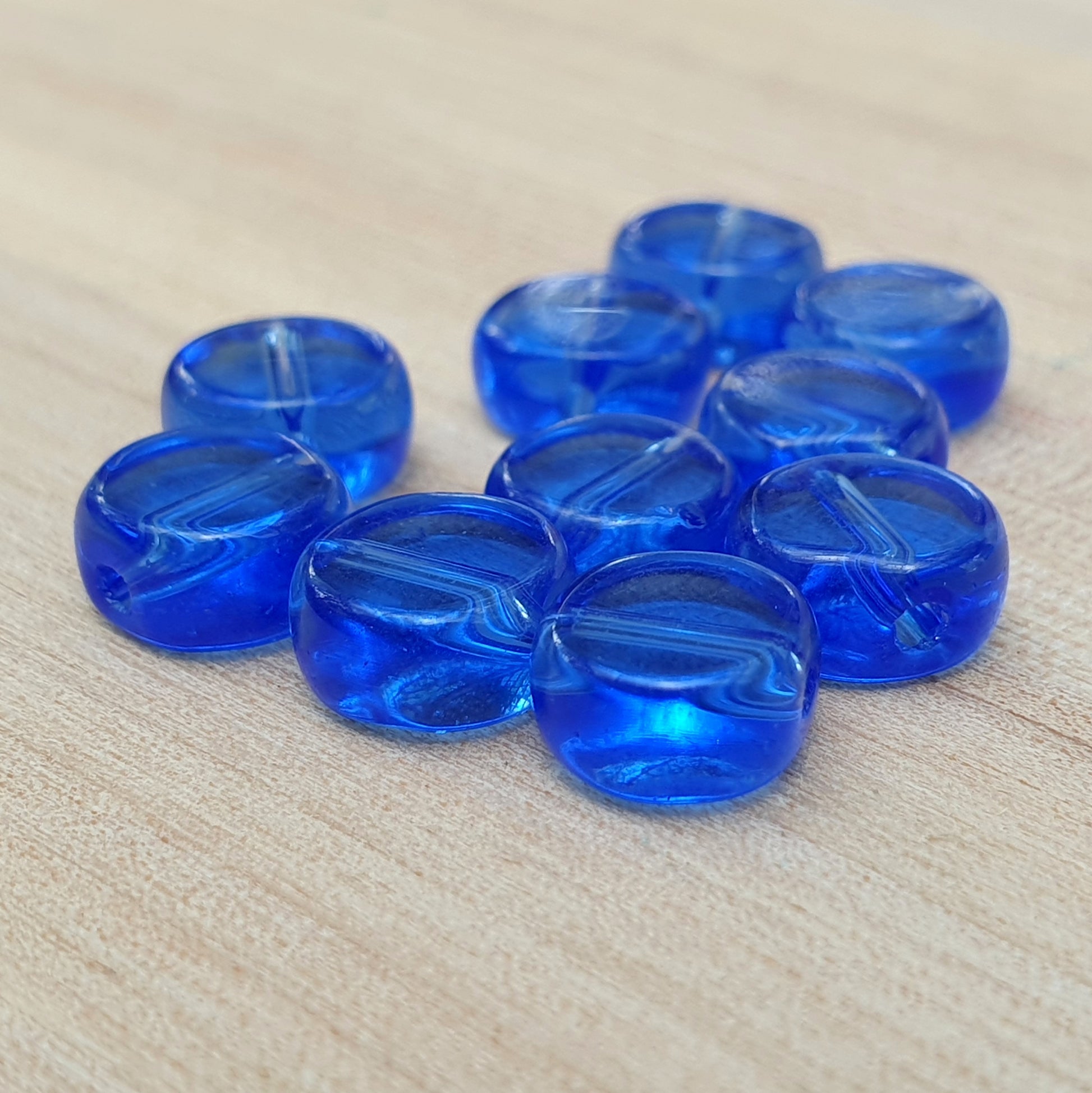 10 runde Glasperlen, Münze, transparent, 8mm Durchmesser, blau