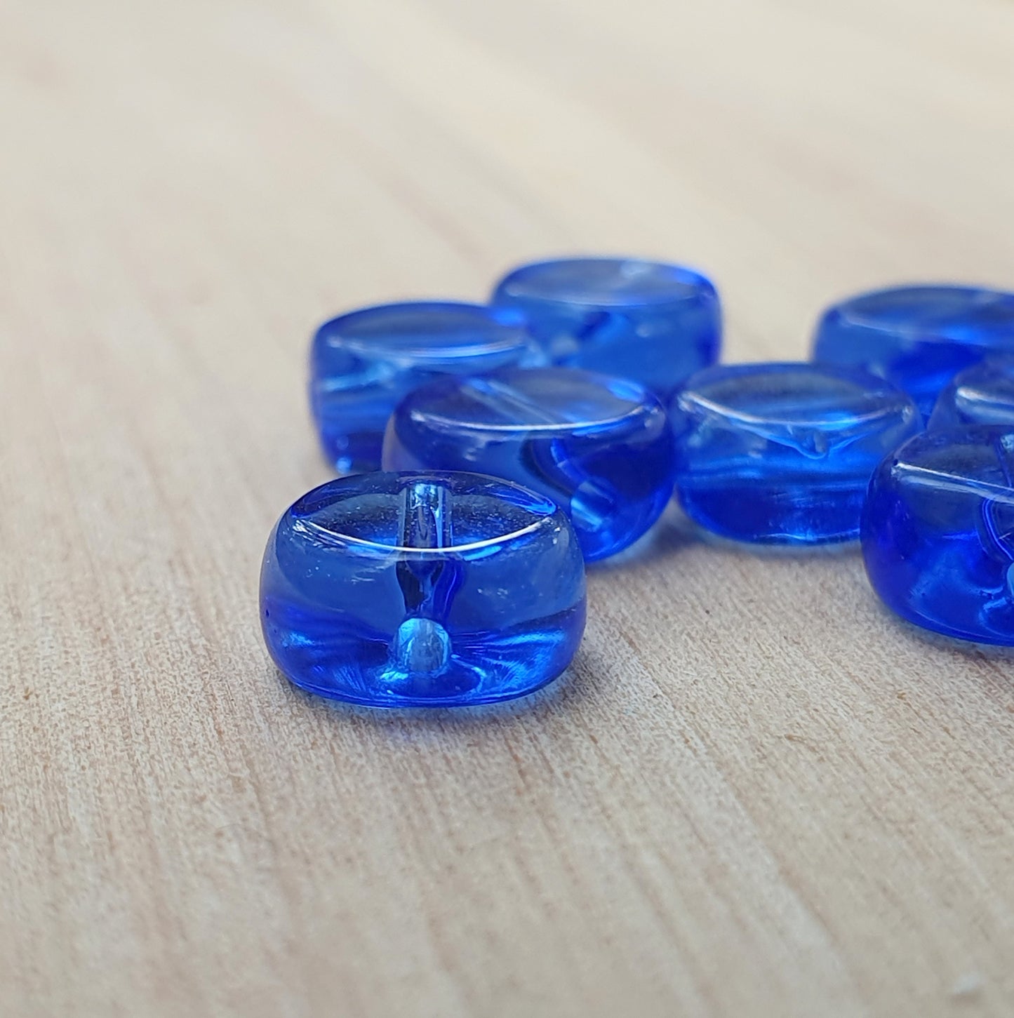 10 runde Glasperlen, Münze, transparent, 8mm Durchmesser, blau